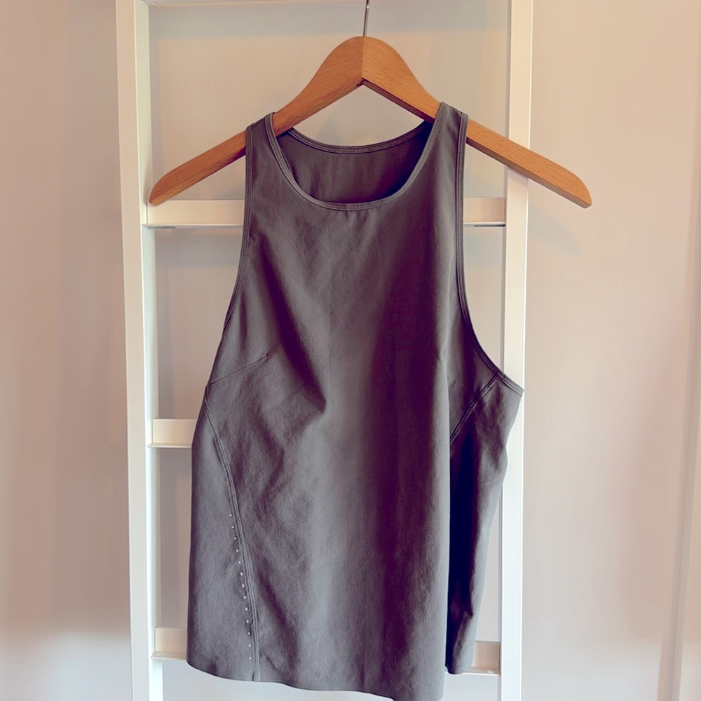 Lululemon tank - tailored cut with reflective details